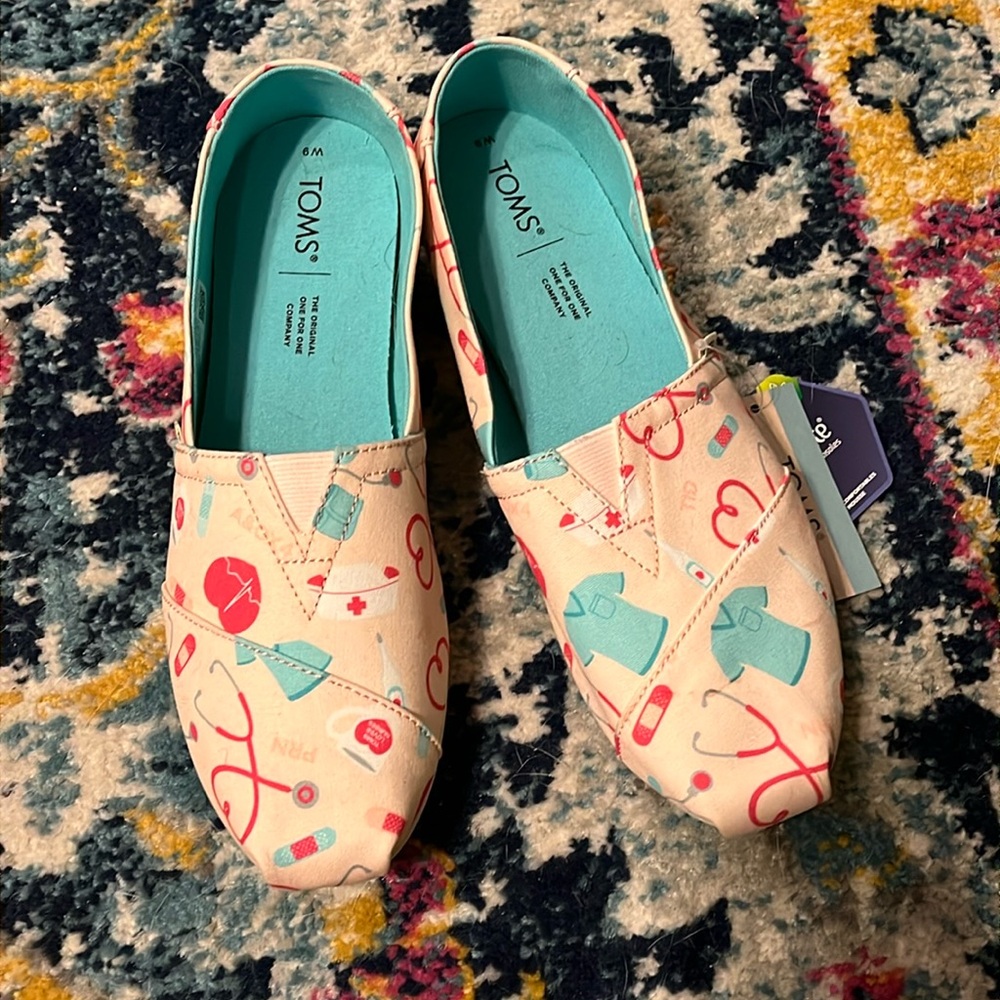 NWT TOMS Size 9W Nurse Doctor Medical Staff Appreciation